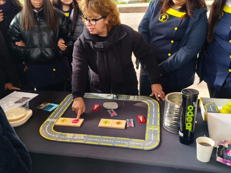 Estudiantes participan en una actividad práctica sobre normas de tránsito y convivencia vial