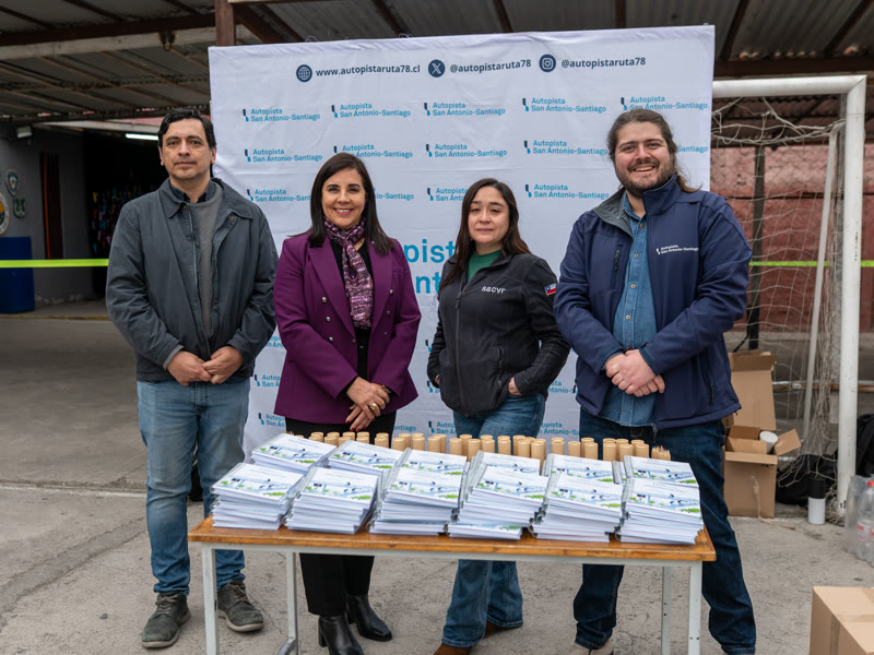 Equipo organizador de una jornada de educación vial peatonal junto al material educativo