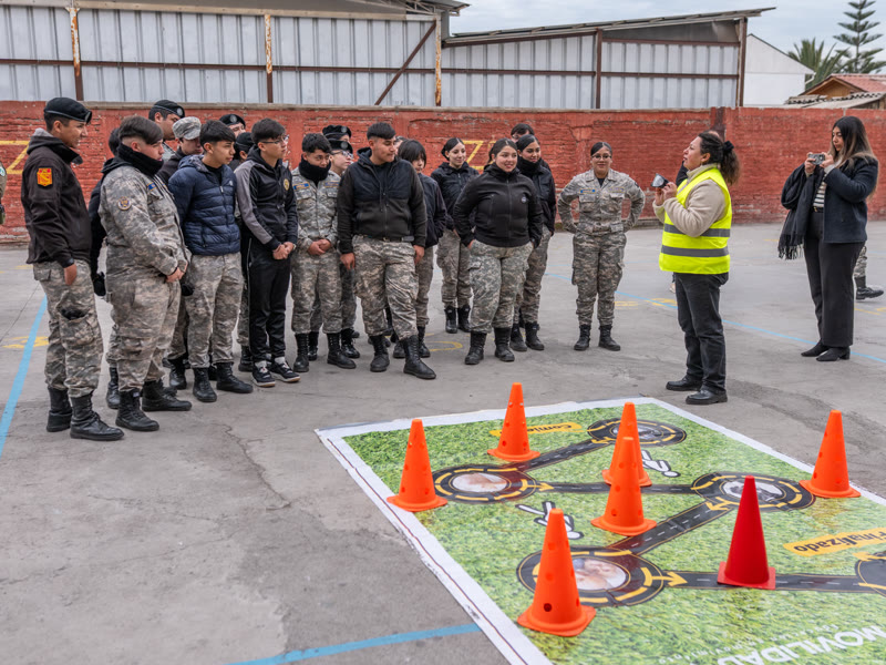 Estudiantes observan una actividad participativa de prevención de riesgos viales