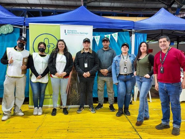 Equipos de Autopista San Antonio-Santiago y Fundación Salud Calle durante el operativo integral de salud para personas en situación de calle